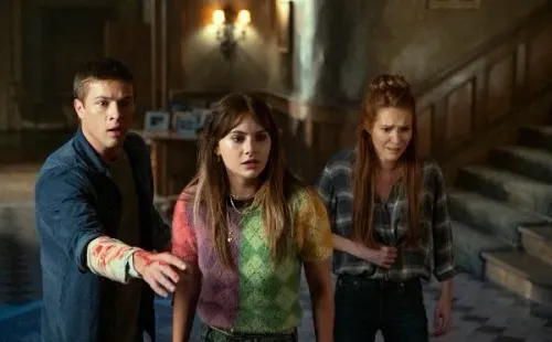 Nina (Darby Stanchfield), Tyler (Connor Jessup) y Kinsey (Emilia Jones) de Locke&Key (Netflix).