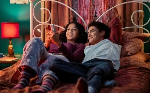 Paxton y Devi. Foto: (Netflix)