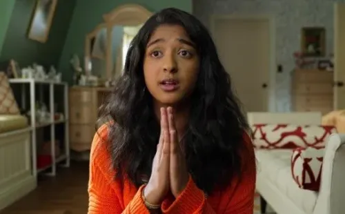 Maitreyi Ramakrishnan como Devi Vishwakumar (Netflix).