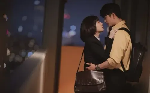 El beso entre Junho y Woo. Foto: (IMDB)