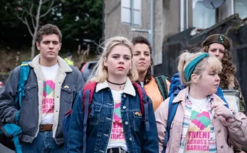 Derry Girls (Netflix).
