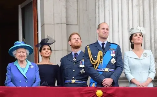 Isabel II con los Príncipes William y Harry. Foto: (Getty)