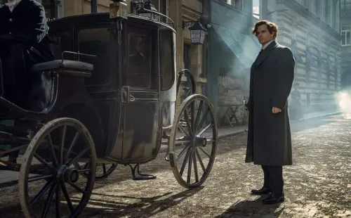 enolaholmes2-netflix-henrycavill