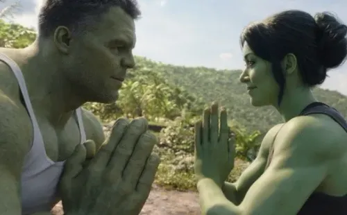 Bruce y Jennifer. Foto: (Disney +)