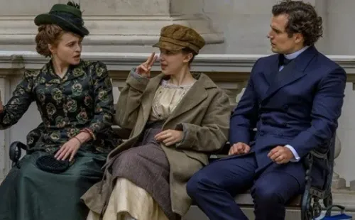 Helena Bonham, Millie Bobby Brown y Henry Cavill en los rodajes. Foto: (IMDB)