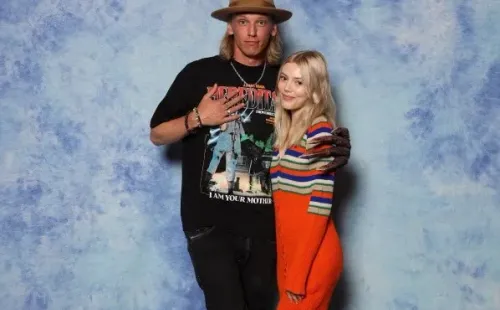 Grace Van Dien con Jamie Campbell Bower (Twitter @GraceVanDien).