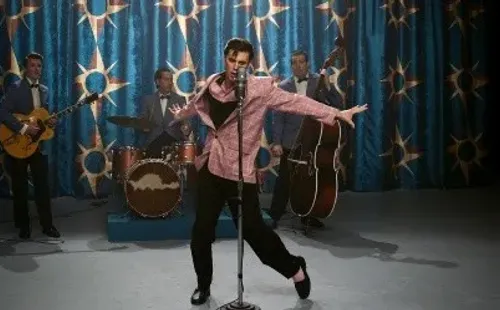 Austin Butler protagoniza Elvis (Warner Bros).