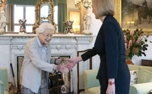 Isabel II y Liz Truss. Foto: (@theroyalfamily)