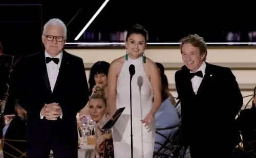 Selena Gomez junto a Steve Martin y Martin Short en los Premios Emmy 2022 (Getty).