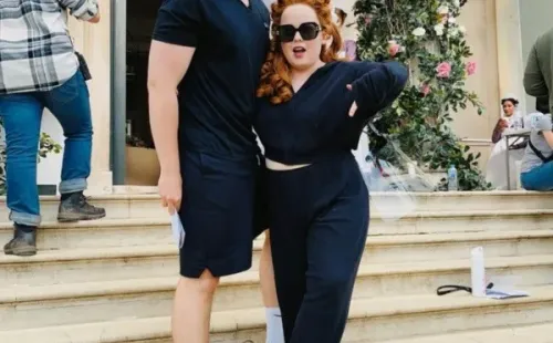 Luke Newton y Nicola Coughlan rodando. Foto: (Netflix)