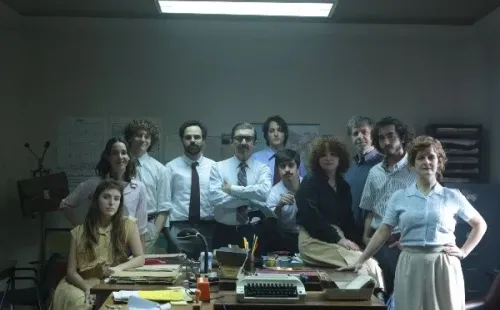 El equipo de trabajo de Julio Strassera. Foto: (Amazon Prime Video)