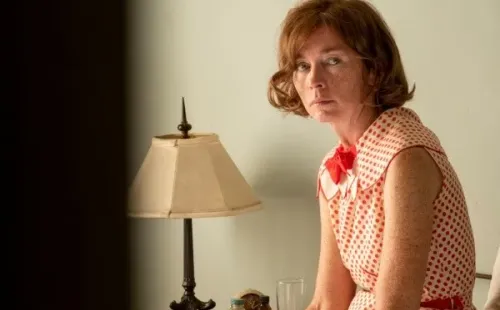 Julianne Nicholson es Gladys Pearl Baker (Netflix).