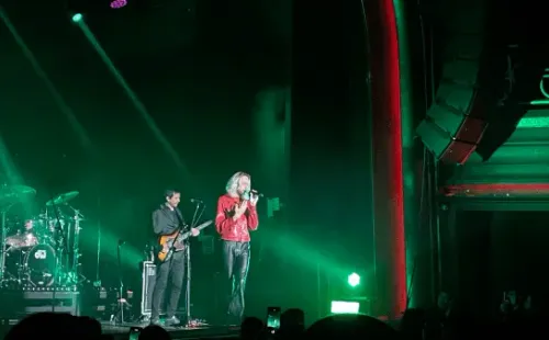 Esteman, cantante colombiano, se lució en el Teatro Vorterix de Buenos Aires.