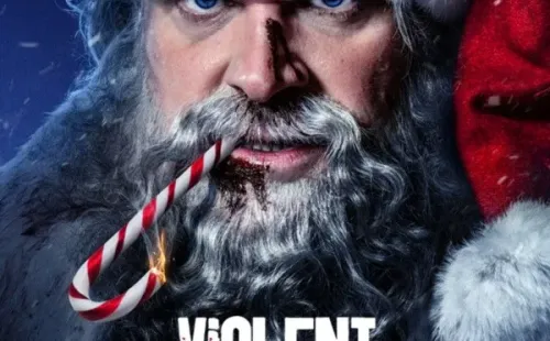 David Harbour protagoniza Violent Night (IMDb).