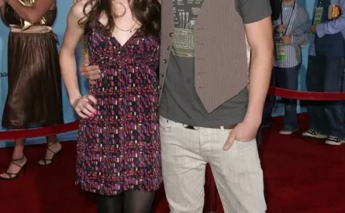 Lucy Hale y David Henrie (Getty).