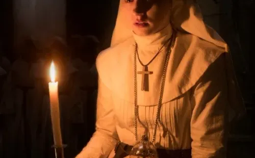 La Monja estrenó en 2018 como un nuevo capítulo de El Conjuro (IMDb).