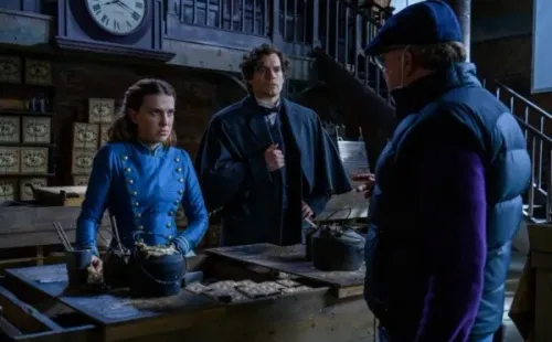 Millie Bobby Brown y Henry Cavill rodando. Foto: (Netflix)