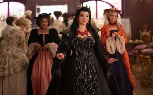 Yvette Nicole Brown y Jayma Mays interpretan a Rosaleen y Ruby respectivamente (Disney+).
