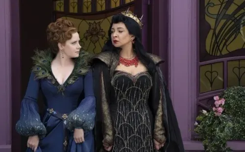 Maya Rudolph y Amy Adams. Foto: (Disney +)