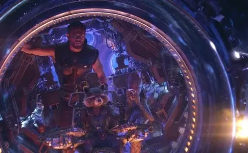 Rocket junto a Thor (Marvel).