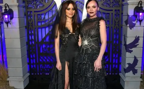 Jenna Ortega junto a Christina Ricci en la presentación de Merlina (Getty).