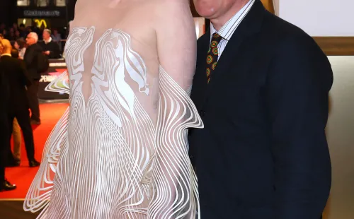 Gwendoline Christie y Giles Deacon (Getty).