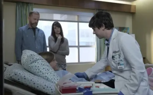 Freddie Highmore no distingue un cuerpo real de un maniquí. Foto: (IMDB)