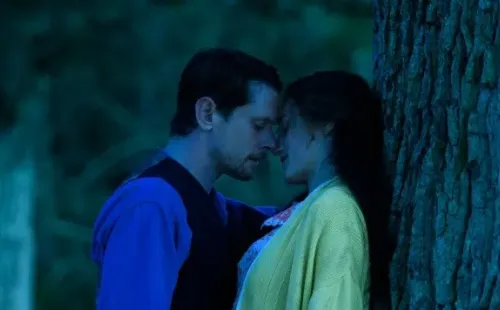 Emma Corrin y Jack O'Connell. Foto: (Netflix)