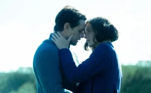 Emma Corrin y Jack O'Connell. Foto: (Netflix)