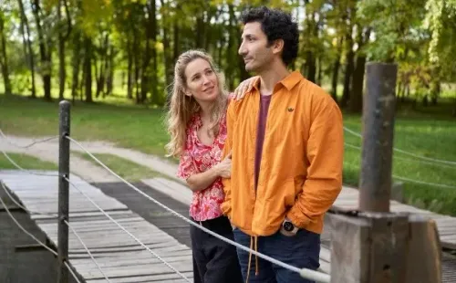 Juan Minujín y Luisana Lopilato. Foto: (Netflix)
