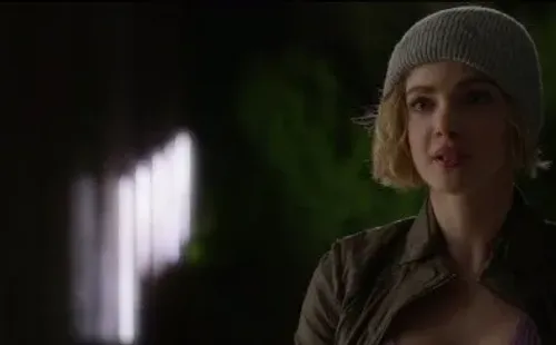 Elena Kampouris protagoniza Wifelike (IMDb).