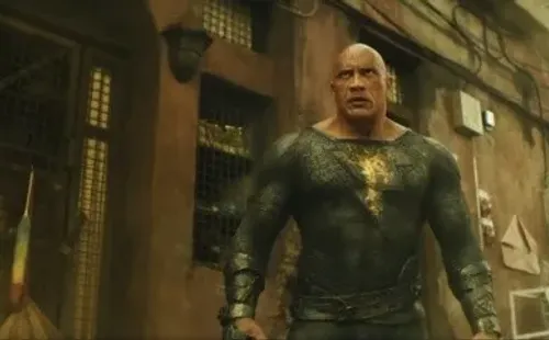 Dwayne Johnson protagoniza Black Adam de DC Comics (IMDb).