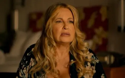 Jennifer Coolidge protagoniza The White Lotus (IMDb).