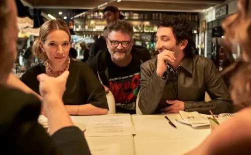 Sebastián de Caro con Juan Minujín y Luisana Lopilato. Foto: (Netflix)
