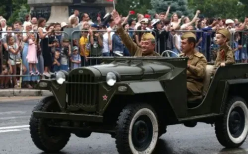 Desfile militar con la gente viviendo el momento en Moscú. (Getty Images)