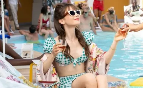 Lily Collins en Emily in Paris (Netflix).
