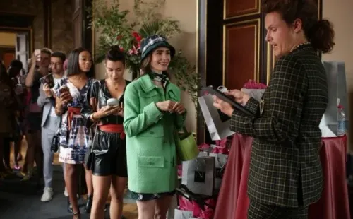 Lily Collins en Emily in Paris (Netflix).
