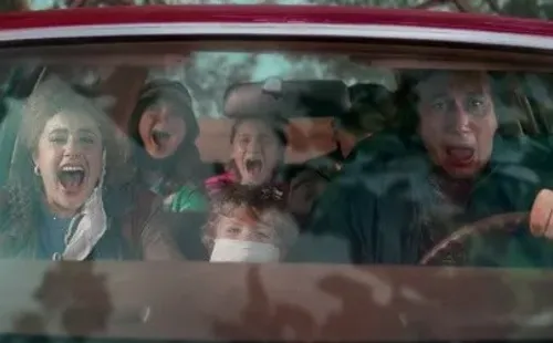 Adam Driver y Greta Gerwig protagonizan White Noise (Netflix).