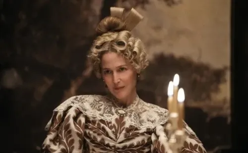 Gillian Anderson es Mrs. Marquis (Netflix).