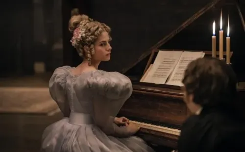 Lucy Boynton es Lea Marquis (Netflix).