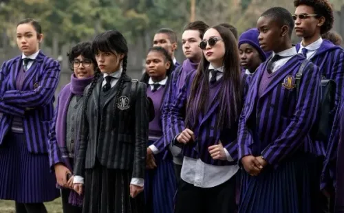 Academia Nunca Más, el instituto de Merlina (IMDb).