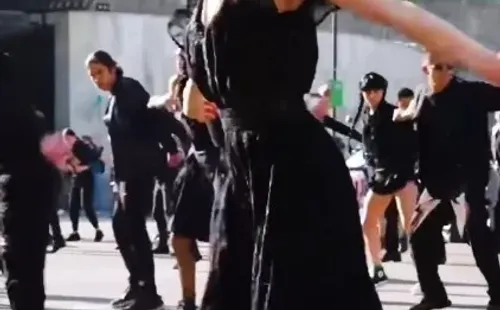 Recrean el baile de Merlina