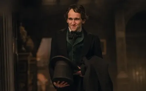 Harry Melling en Los Crímenes de la Academia. Foto: (Netflix)