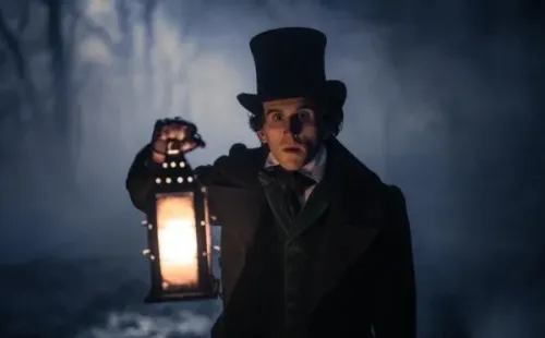 Harry Melling en Los crímenes de la Academia. Foto: (Netflix)