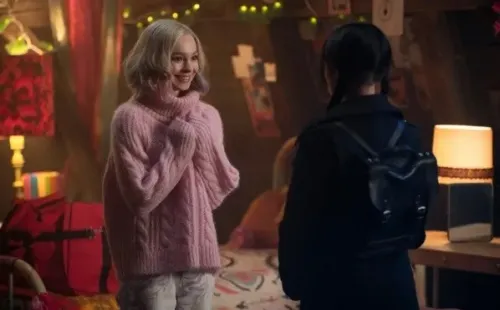 Emma Myres interpreta a Enid Sinclair en Merlina de Netflix (IMDb).