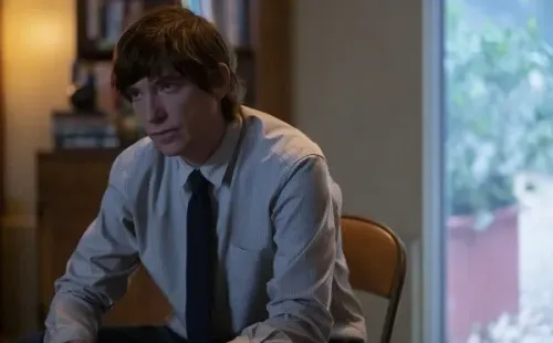 Steve Carell y Domhnall Gleeson protagonizan El Paciente (Star+).