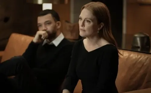 Sebastian Stan y Julianne Moore protagonizan Sharper (Apple TV+).
