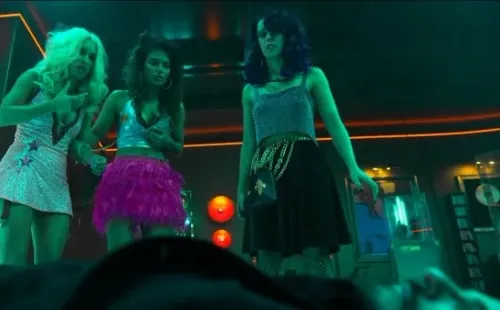 Lali Espósito protagoniza Sky Rojo (Netflix).