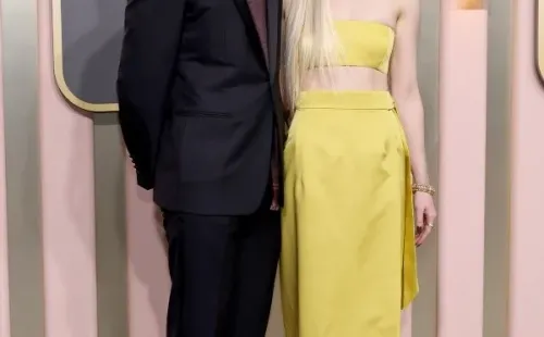 Anya Taylor-Joy junto a su pareja Malcolm McRae en los Premios Globo de Oro 2023 (Getty).