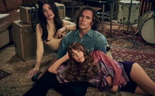 Riley Keough, Sam Claflin y Camila Morrone protagonizan Daisy Jones and The Six (Prime Video).